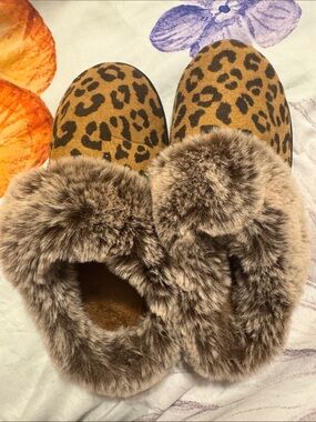 isotoner Leopard Print Faux Fur Lined Slippers in Brown